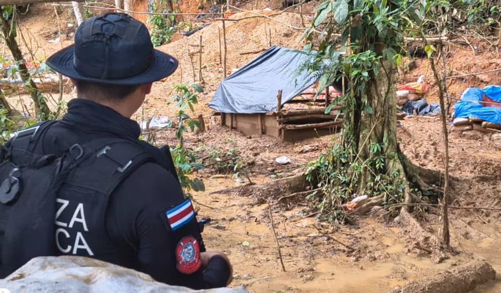Ilegal gold miners clash with police on Costa Rica’s northern border